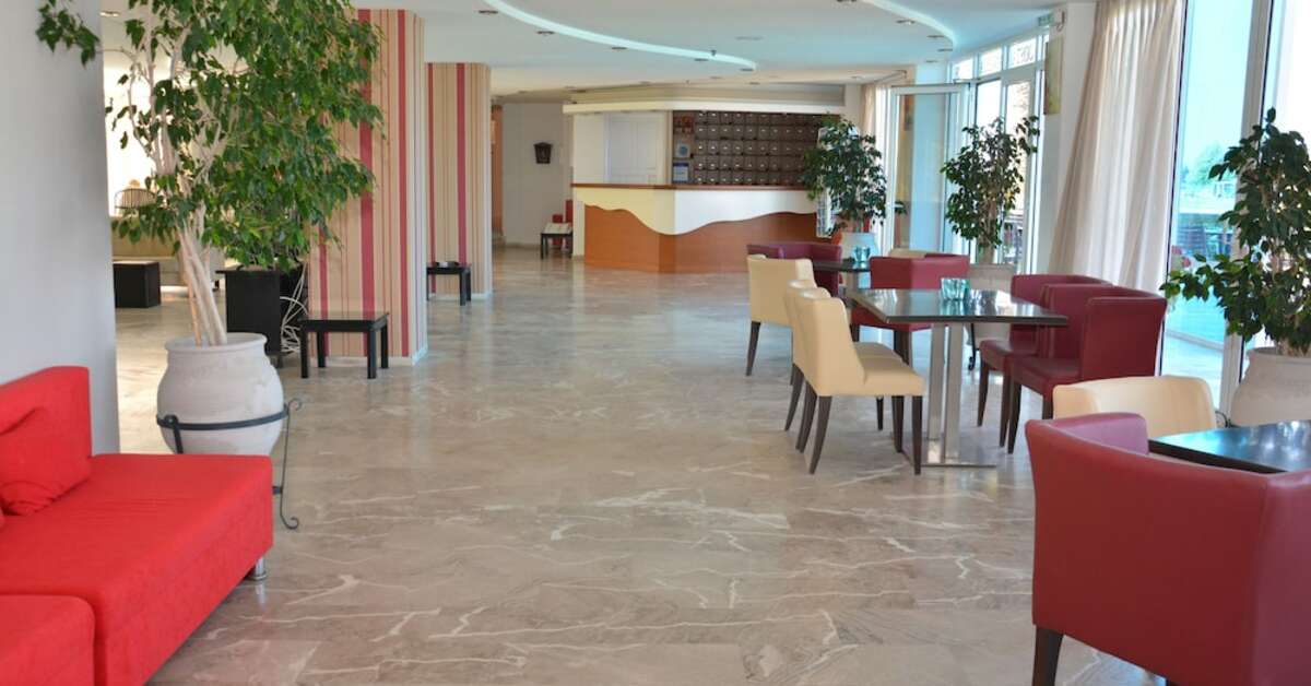 Een foto van het interieur van Costa Angela Seaside Resort