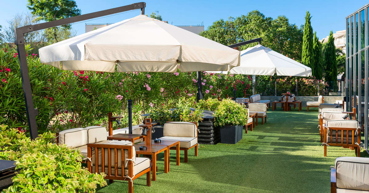 Een foto van het terras bij Sol Port Cambrils Hotel