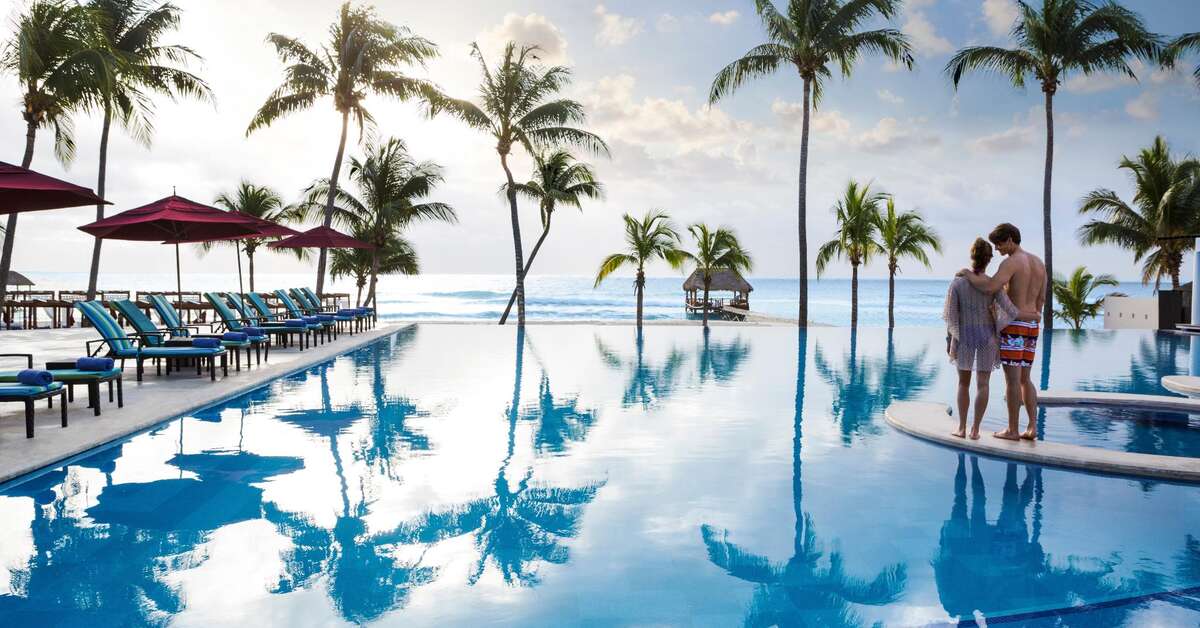 Een foto van het zwembad bij The Fives Beach Hotel & Residences