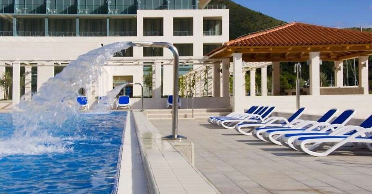 Ein Foto vom Pool im Admiral Grand Hotel