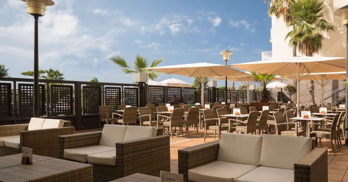 Een foto van het terras bij H-Top Pineda Palace