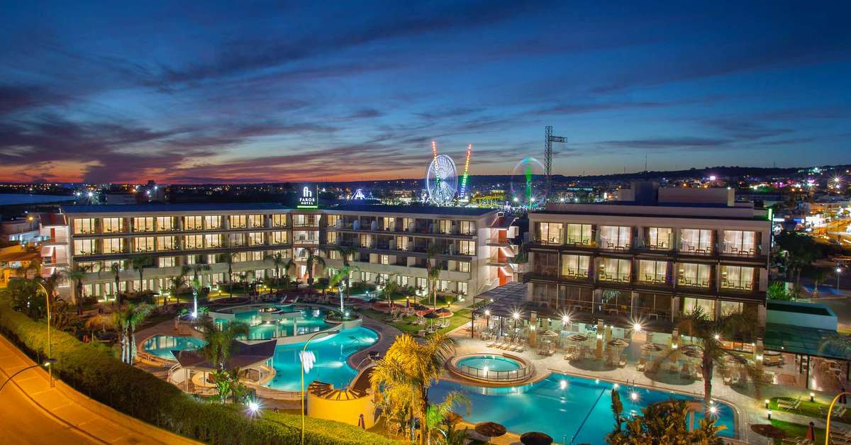 Een foto van het zwembad bij Faros Hotel