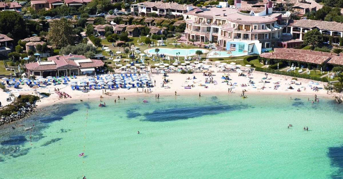 Een foto van de buitenkant van Baia Caddinas Resort & Spa