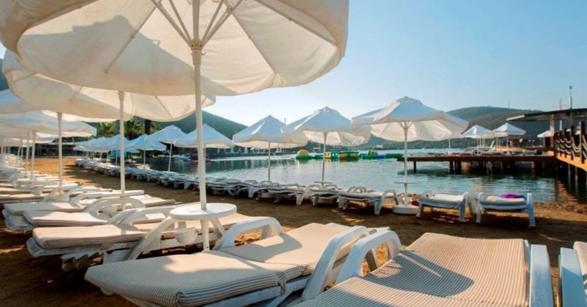 Een foto van het strand bij Green Bay Resort & Spa