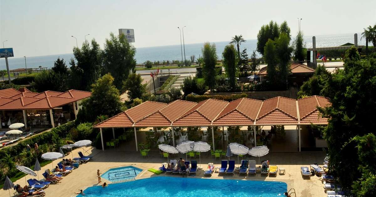 Een foto van het zwembad bij Blue Fish Hotel