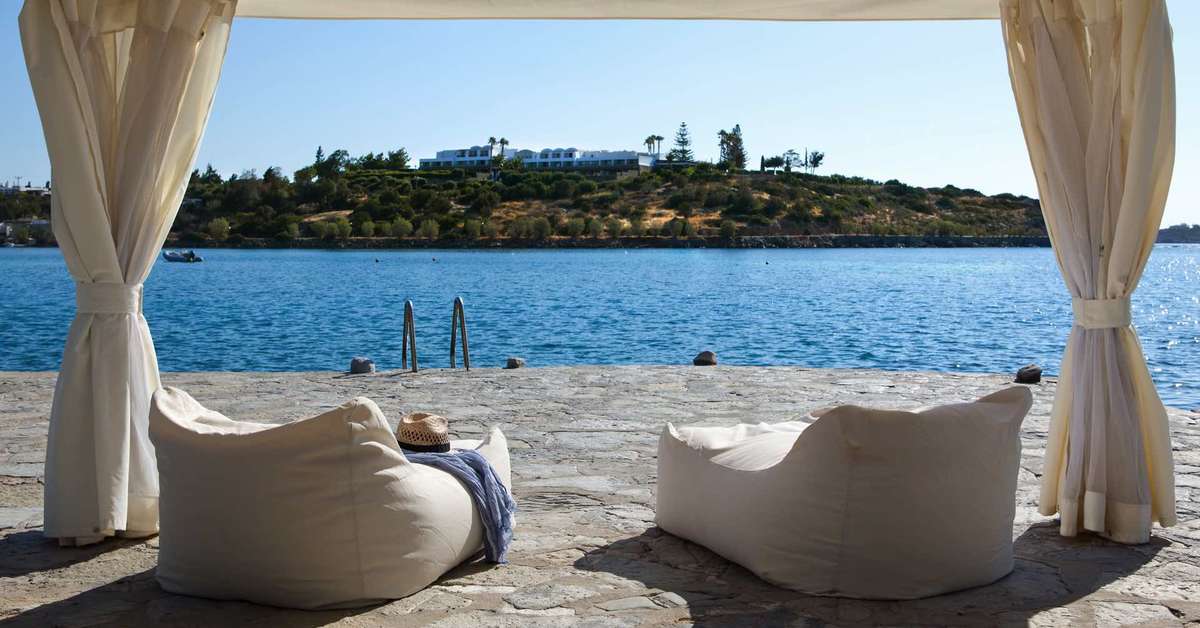Een foto van het terras bij Minos Beach Art Hotel