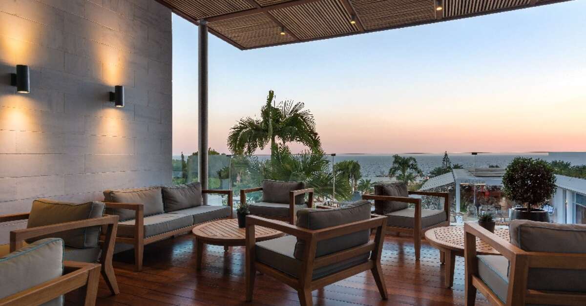 Een foto van het terras bij Mediterranean Beach Hotel