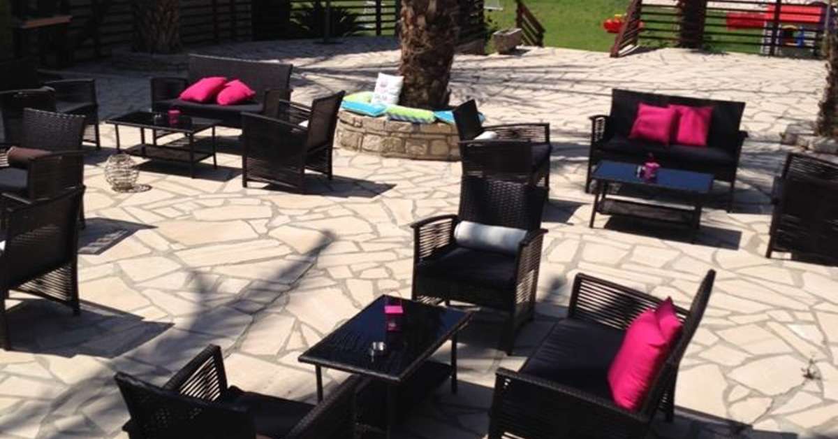 Een foto van het terras bij Moniatis Hotel