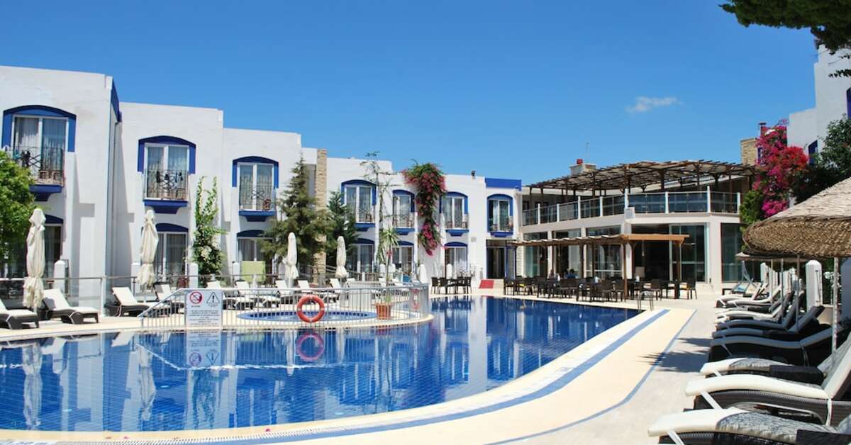 Een foto van het zwembad bij Serpina Hotel