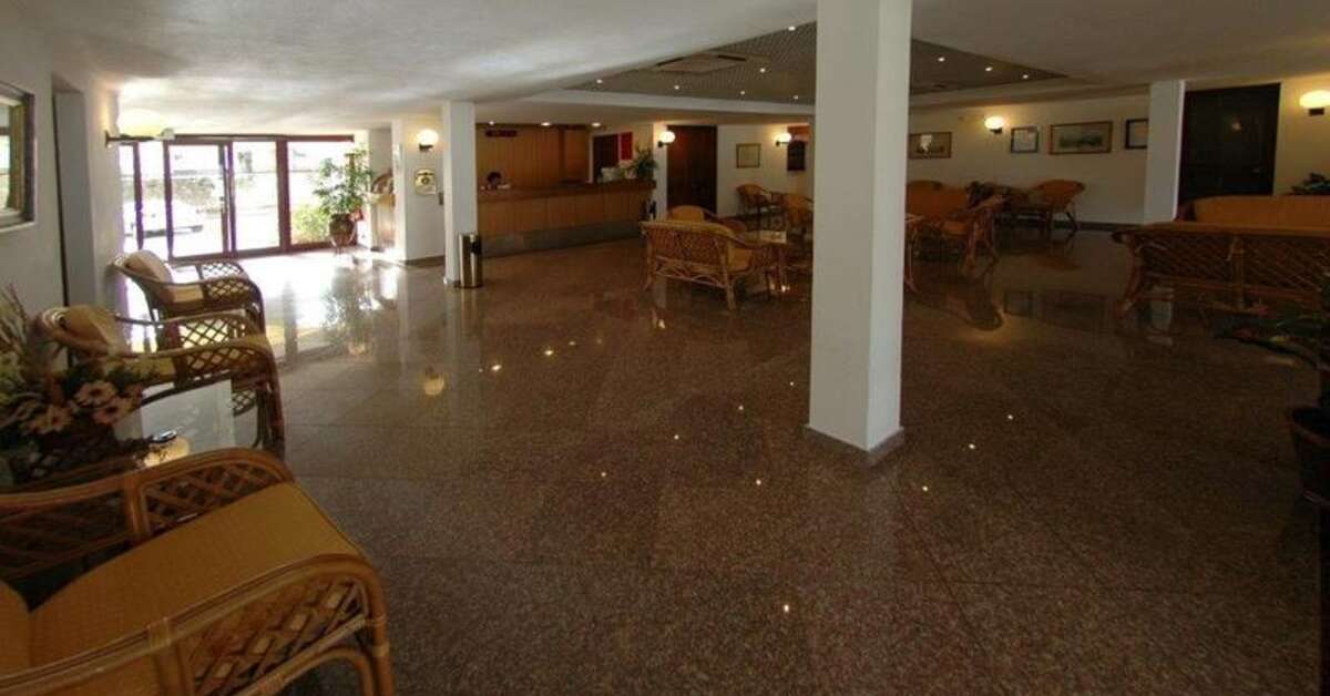Een foto van het interieur van Aparthotel do Golfe