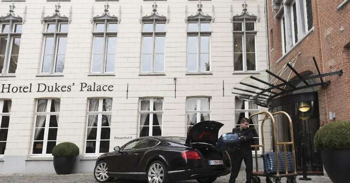 Een foto van de buitenkant van Dukes' Palace