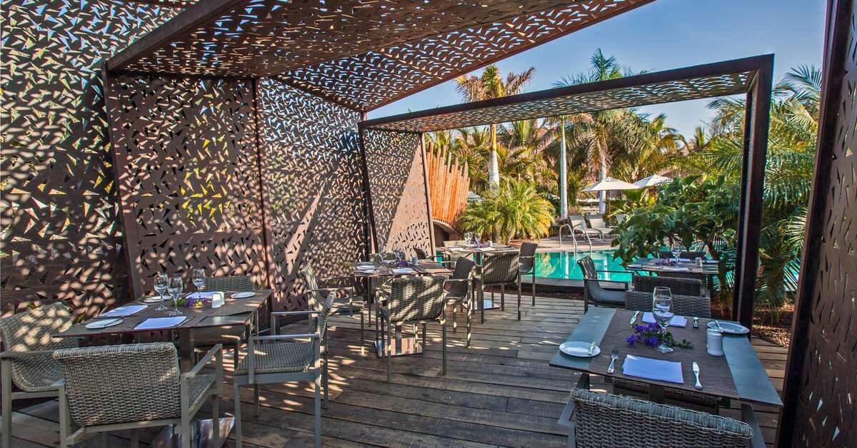 Een foto van het terras bij Lopesan Baobab Resort