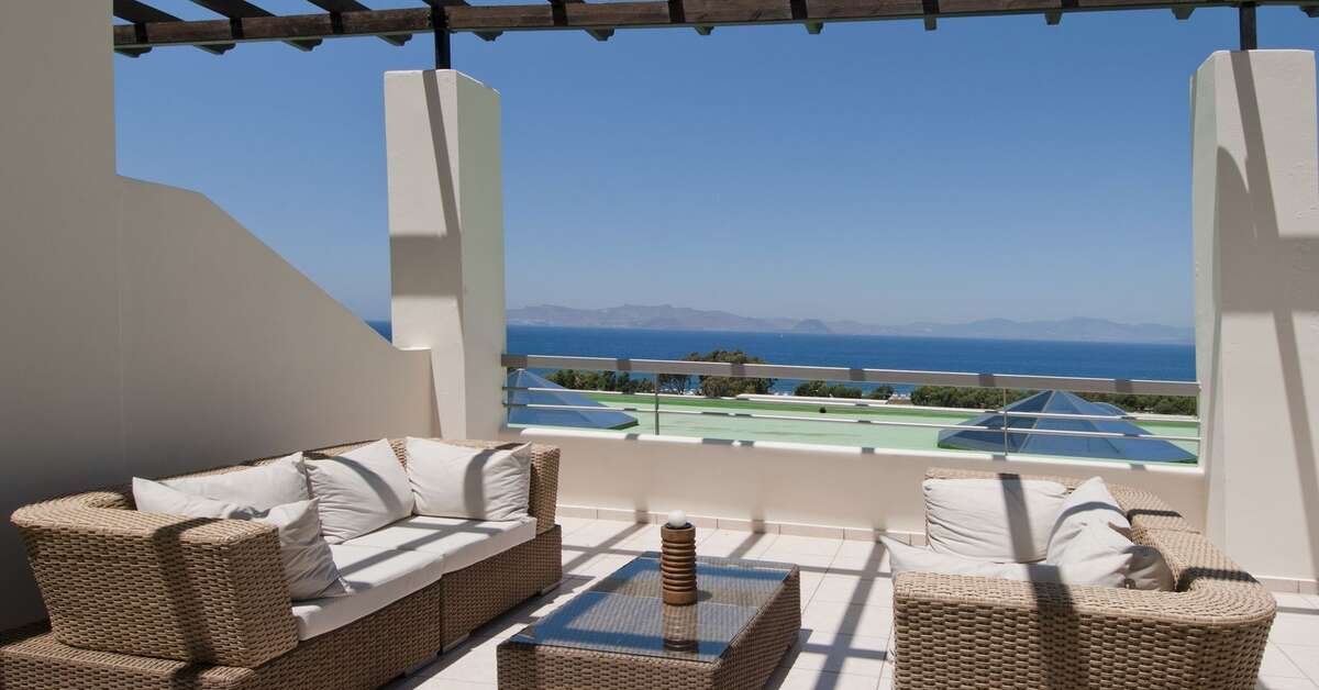 Een foto van het terras bij Kipriotis Panorama Hotel & Suites