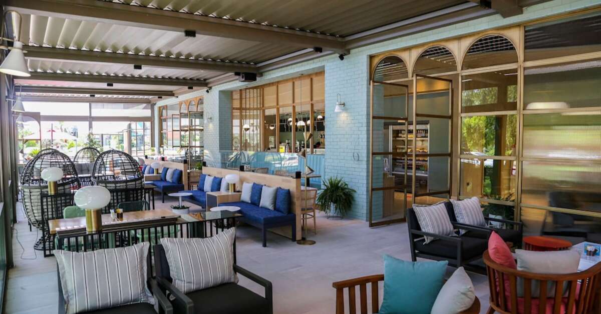 Een foto van het terras bij Akra V Hotel