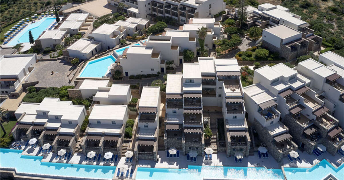 Een foto van het zwembad bij Wyndham Grand Crete Mirabello Bay