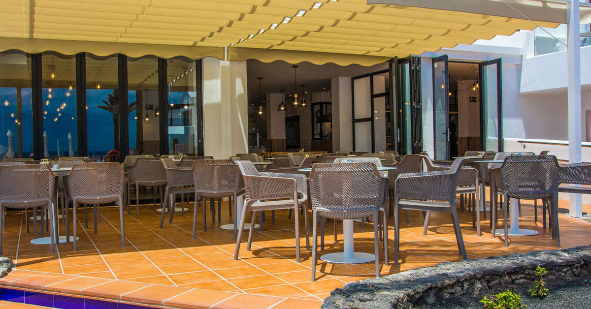 Een foto van het terras bij R2 Bahia Kontiki Beach