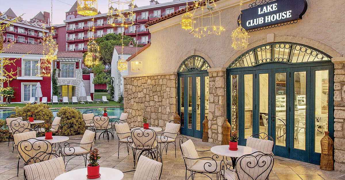 Een foto van het terras bij IC Hotels Santai Family Resort