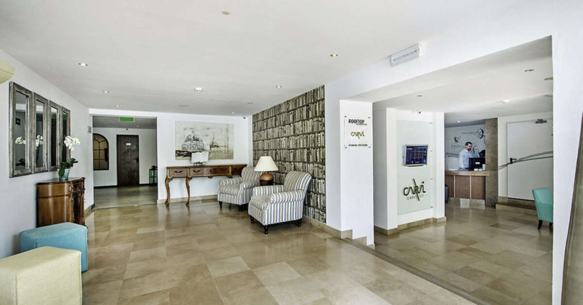 Een foto van het interieur van Carvi Beach Hotel