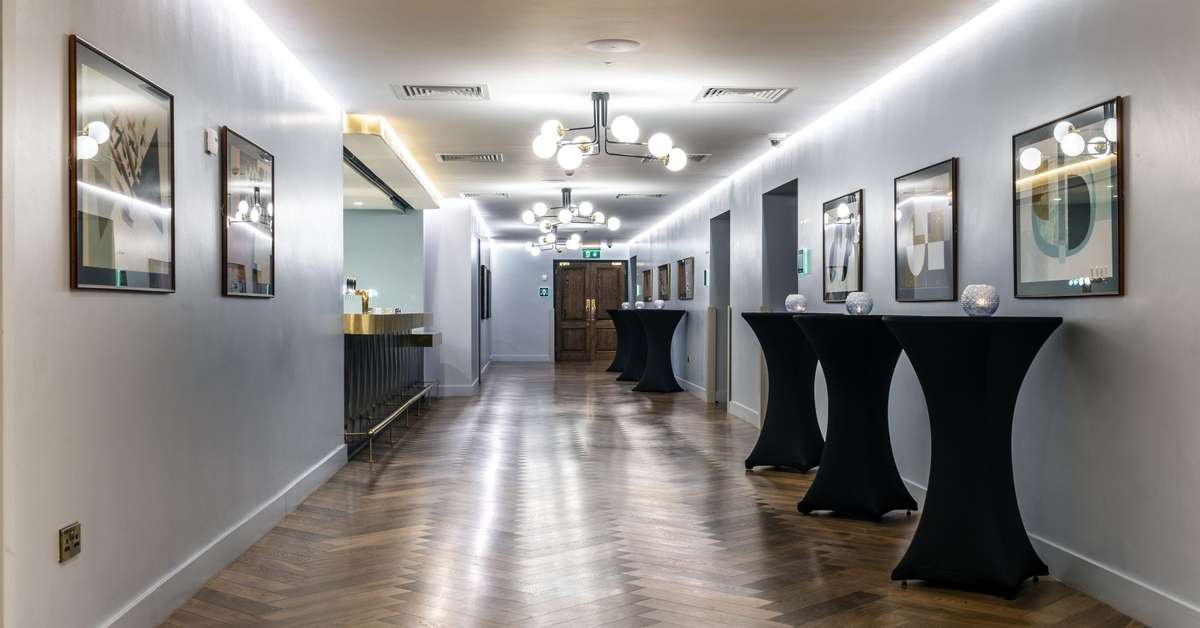 Een foto van het interieur van The Alex