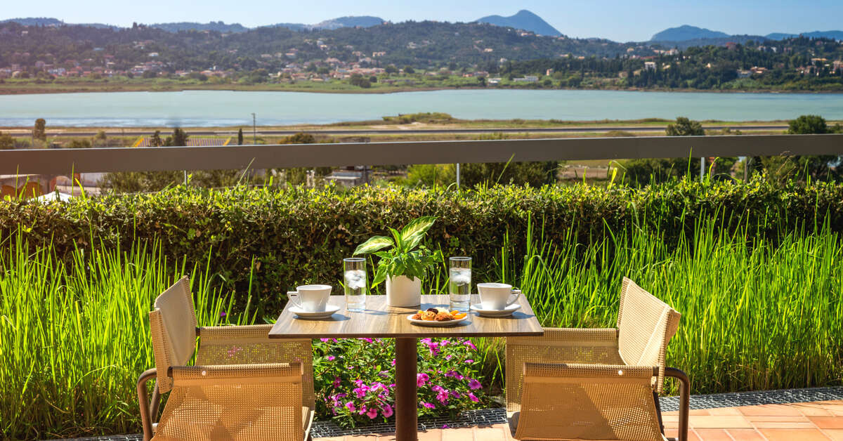 Een foto van het terras bij Divani Corfu Palace