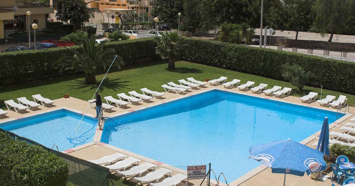 Ein Foto vom Pool im Castelos Da Rocha Apartments