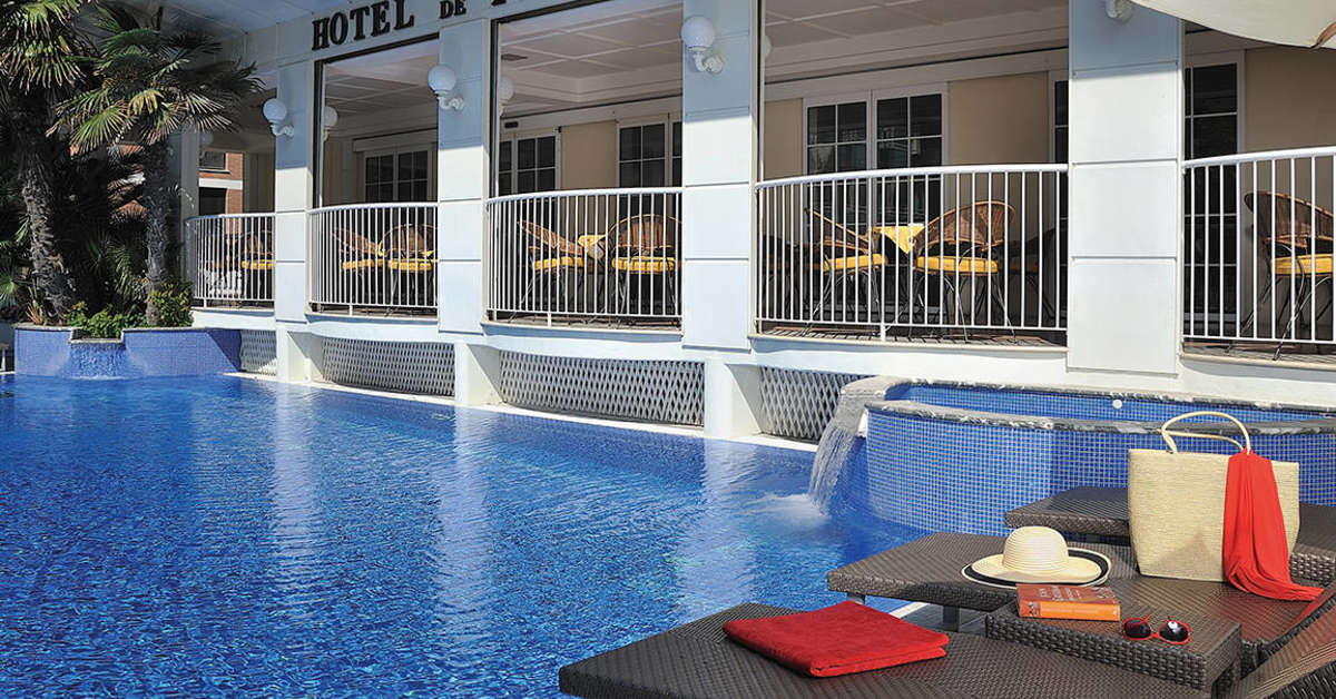 Een foto van het zwembad bij Hotel De France