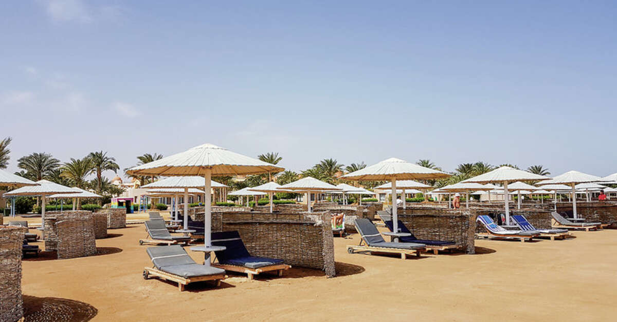 Een foto van het strand bij Pharaoh Azur Resort