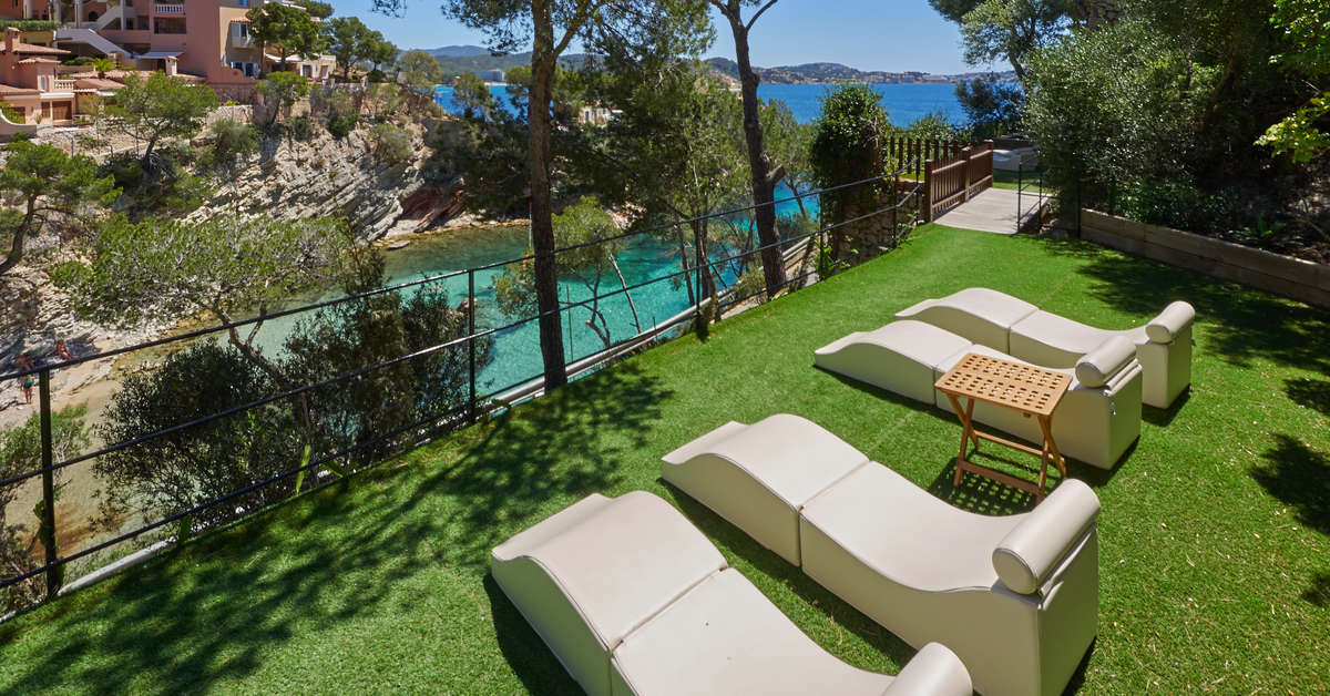 Ein Foto von der Terrasse im Petit Cala Fornells Hotel