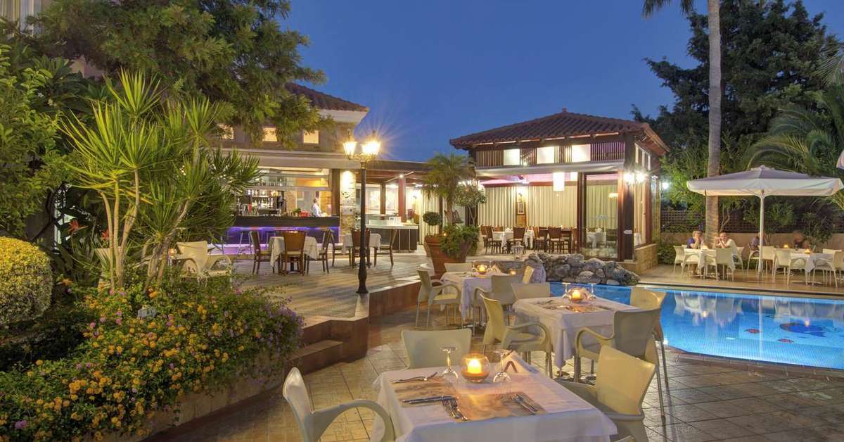 Ein Foto von der Terrasse im Zeus Village Resort