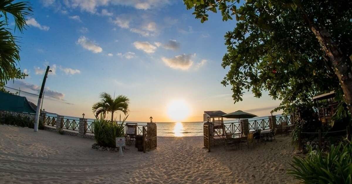 Een foto van het strand bij Rondel Village