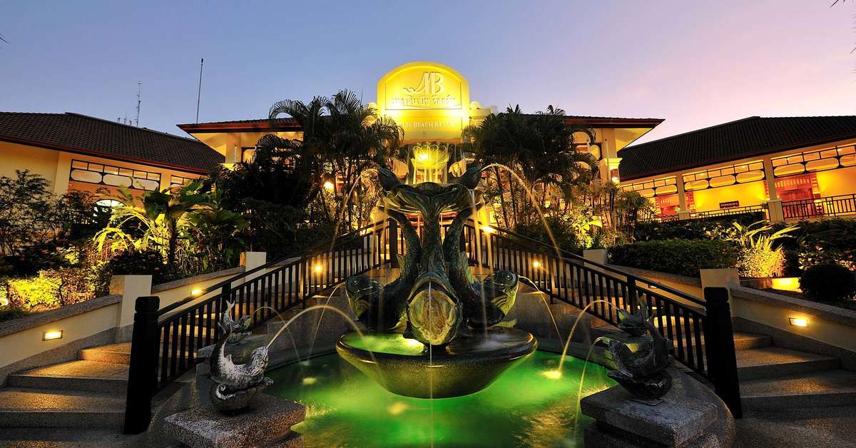 Een foto van de buitenkant van Phuket Marriott Resort & Spa Merlin Beach
