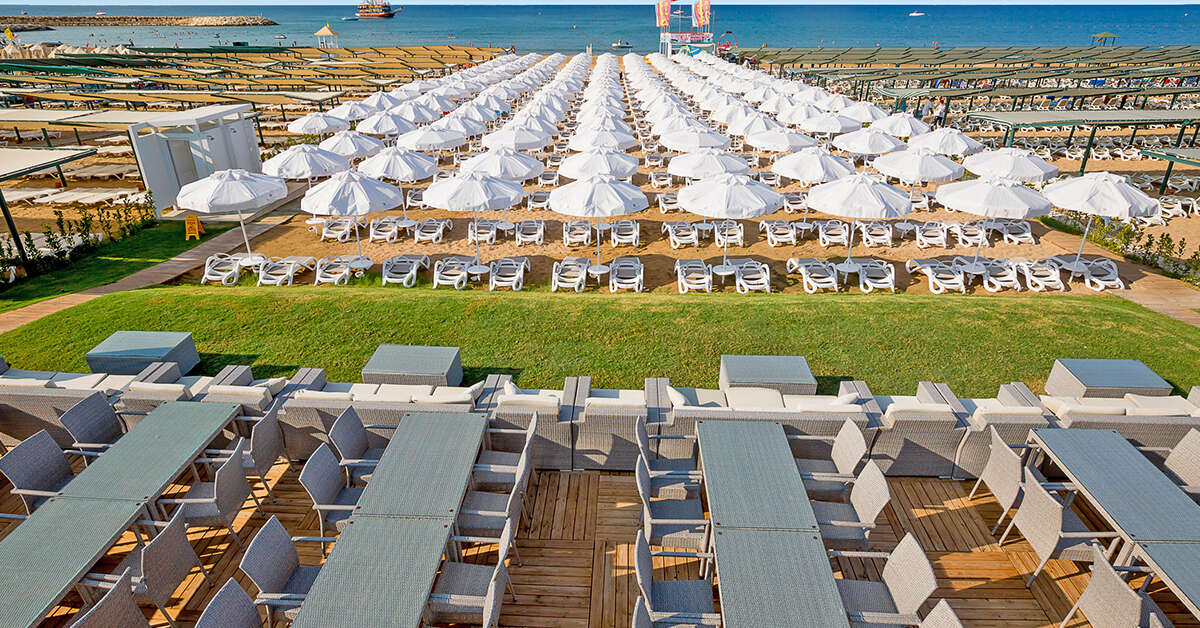 Ein Foto vom Strand beim Side Sunport Hotel & Spa