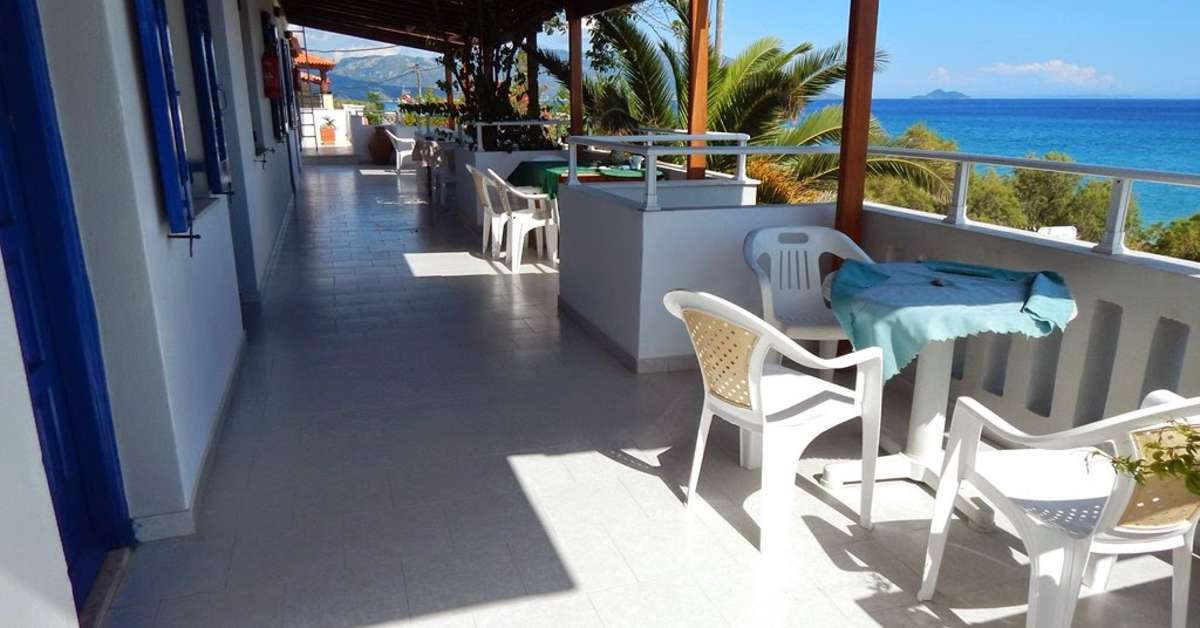 Ein Foto von der Terrasse im Athena Hotel