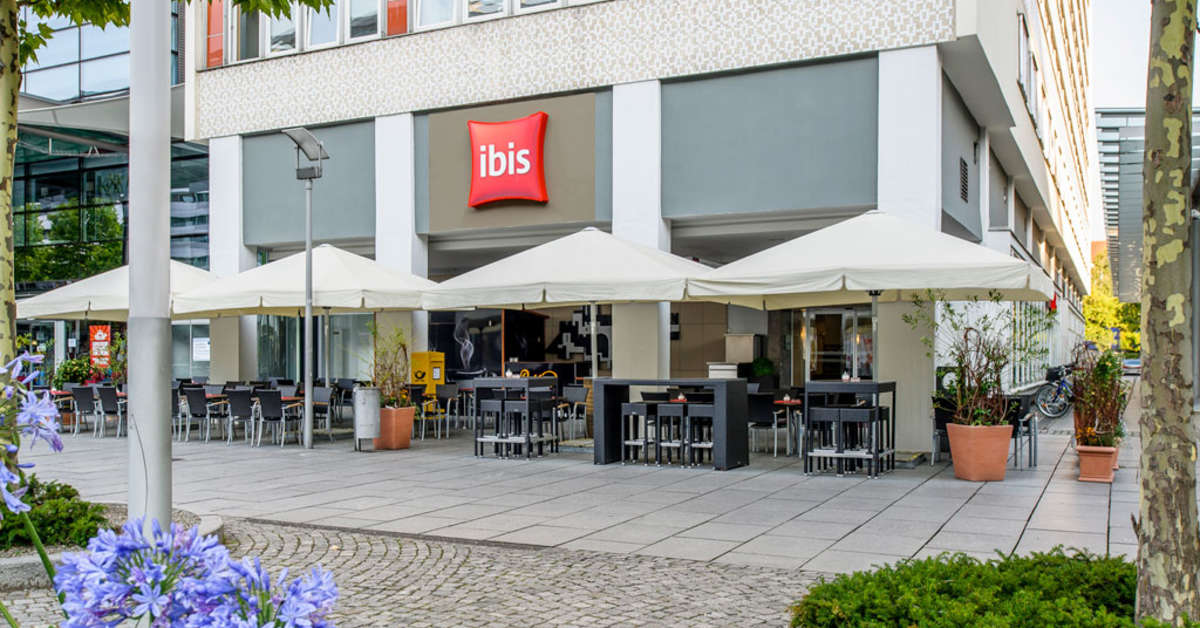 Een foto van het terras bij Ibis Dresden Zentrum
