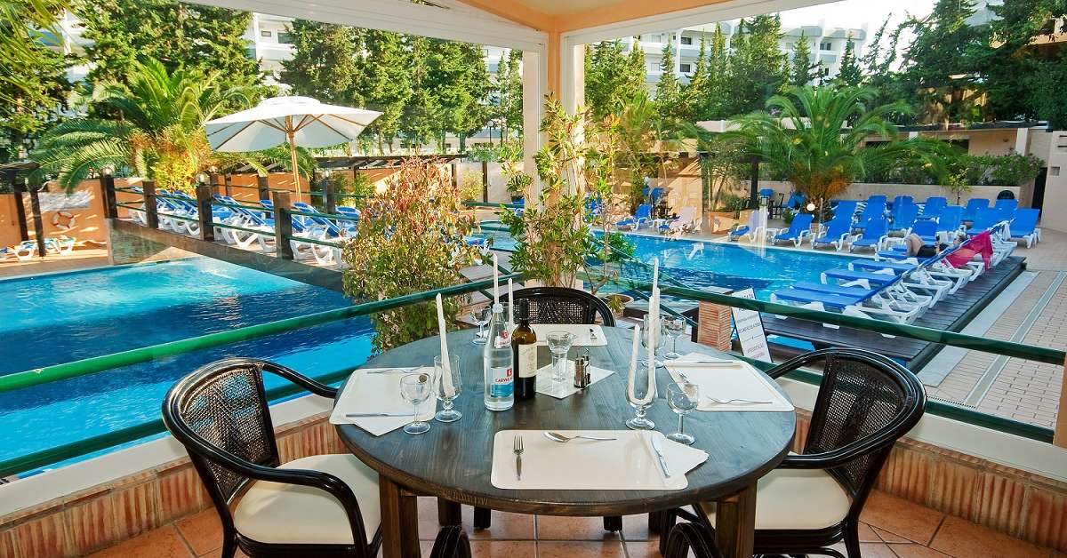 Een foto van het terras bij Hotel Balaia Mar