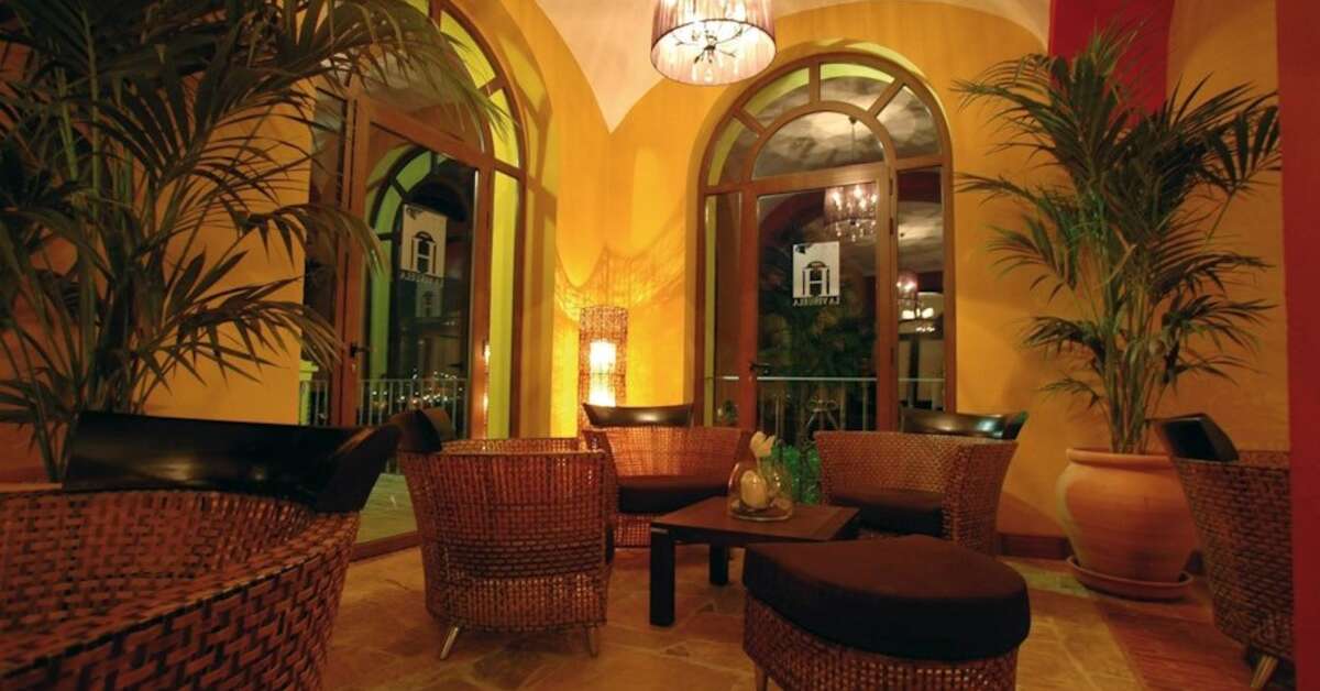 Een foto van het interieur van B bou Hotel La Vinuela & Spa