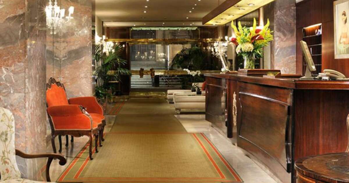 Een foto van het interieur van De La Ville