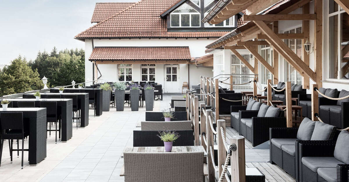 Een foto van het terras bij Burghotel Am Hohen Bogen