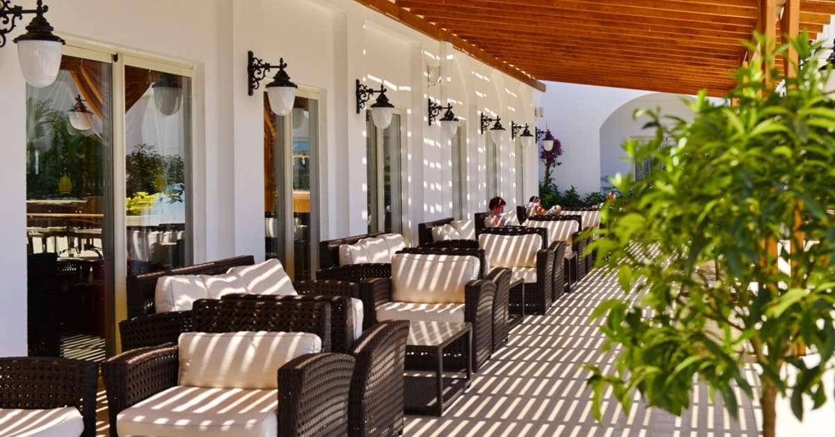 Ein Foto von der Terrasse im Hotel Side Crown Serenity