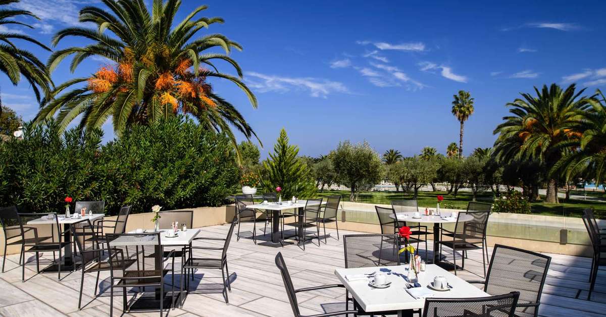 Een foto van het terras bij Kassandra Palace Hotel & Spa