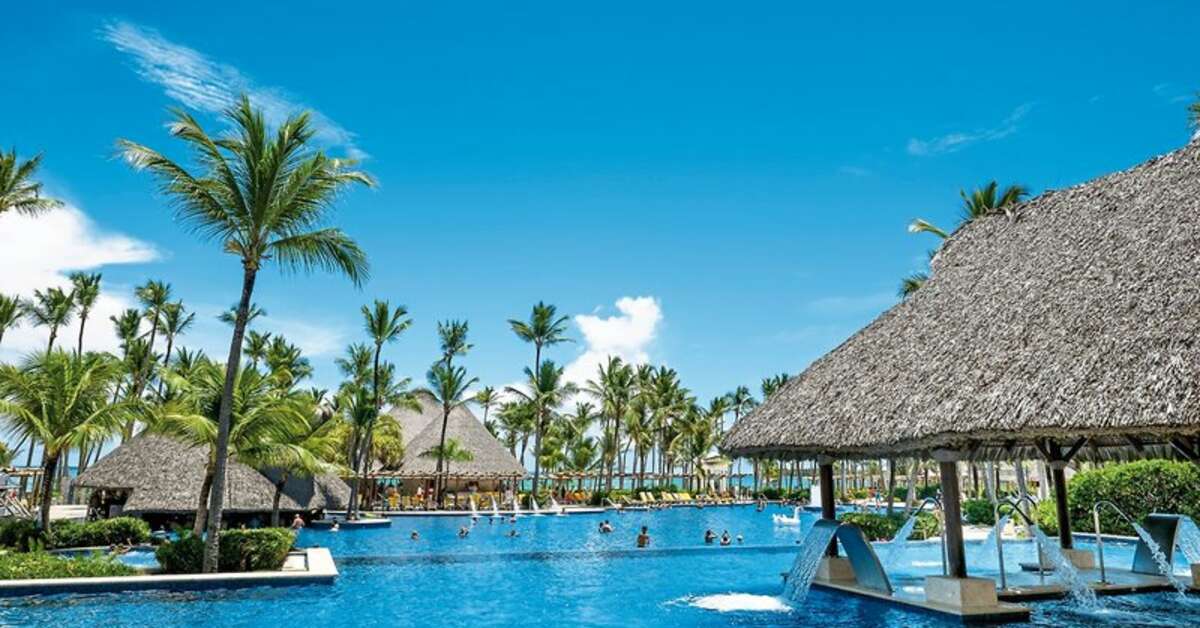 Een foto van het zwembad bij Barcelo Bavaro Palace