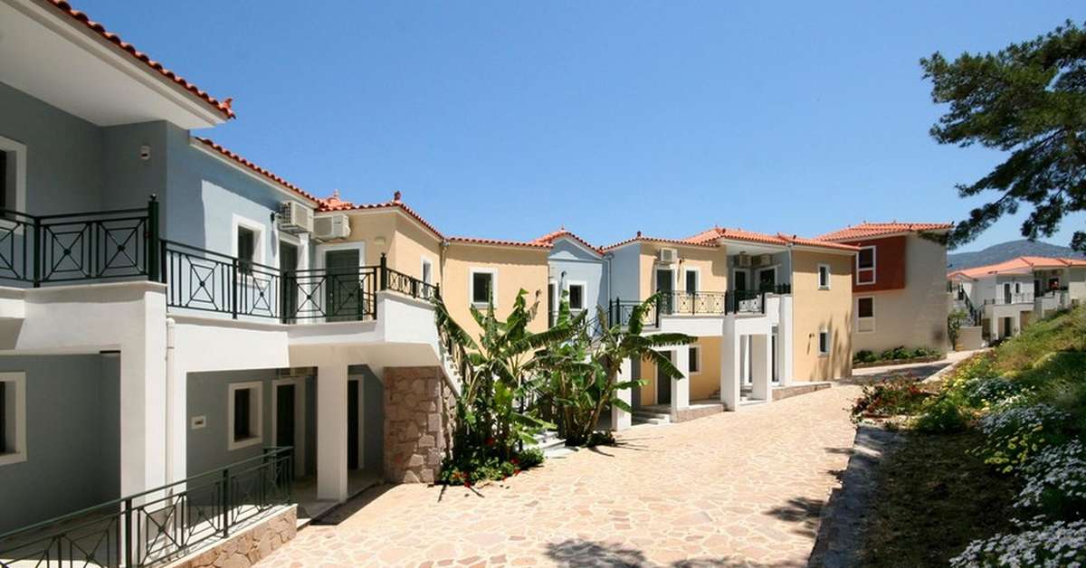 Een foto van de buitenkant van Alma Beach Hotel & Appartementen