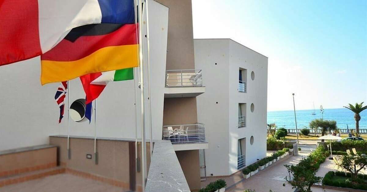 Een foto van de buitenkant van Hotel Astro Suite