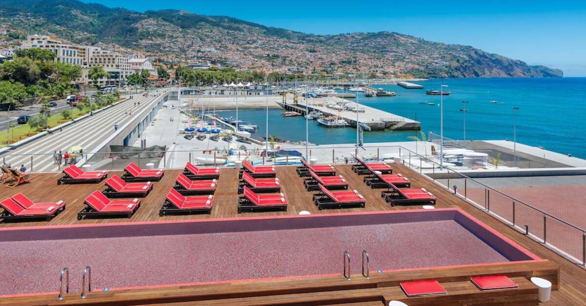 Een foto van het zwembad bij Pestana CR7 Funchal