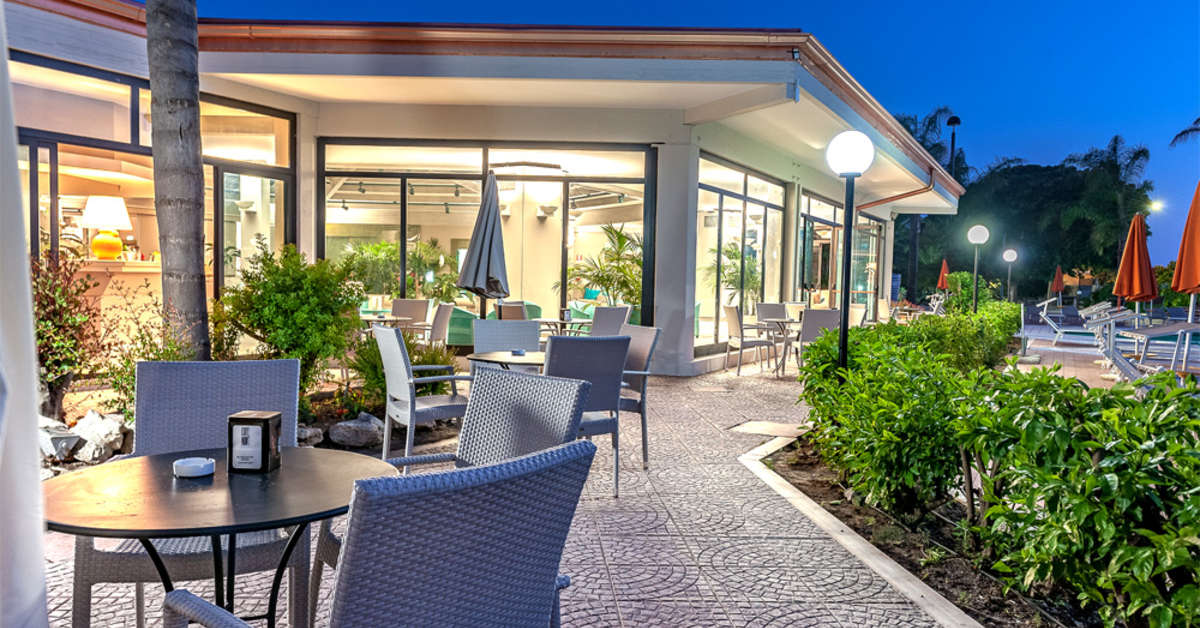 Een foto van het terras bij Acacia Marina