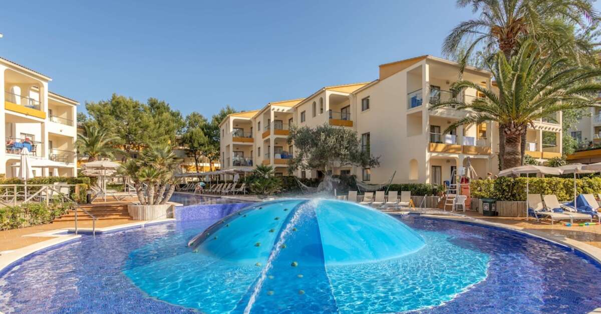 Een foto van het zwembad bij Hotel Zafiro Tropic