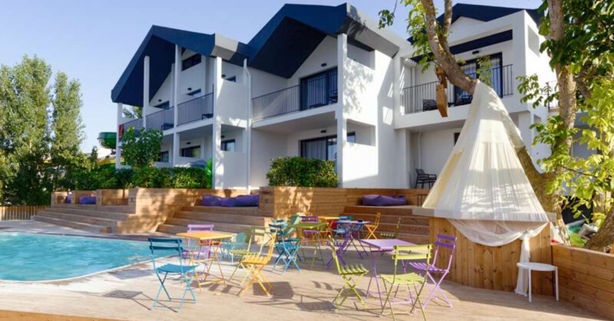Een foto van het terras bij Aqua Bay Hotel
