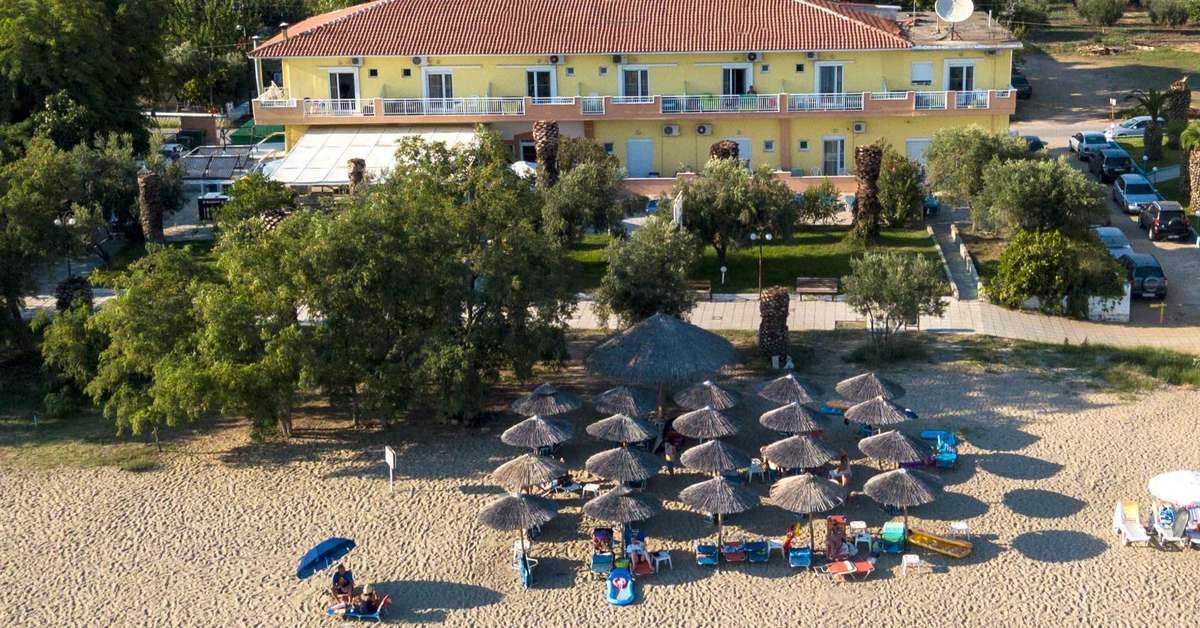 Een foto van de buitenkant van Possidona Beach