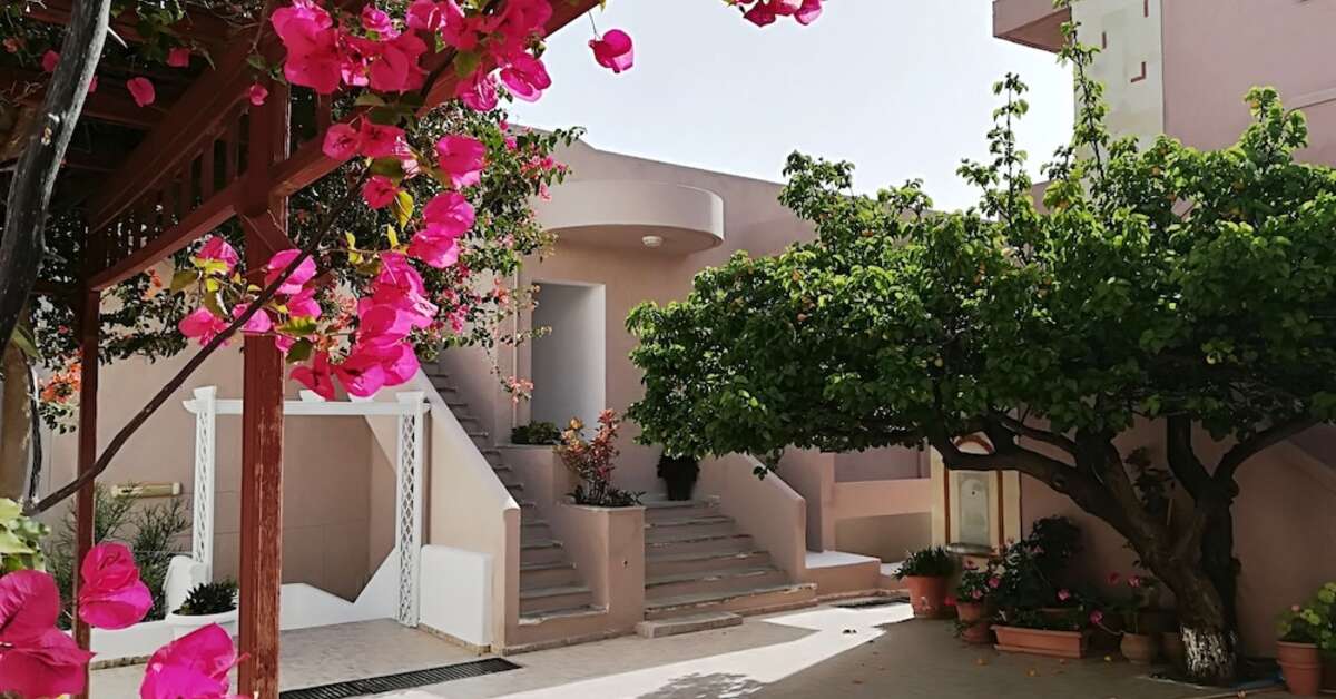 Ein Foto von der Außenansicht des Evina Rooms & Villas