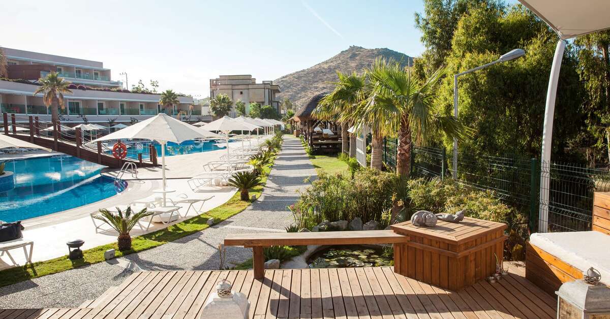 Een foto van het zwembad bij Bellazure Hotel